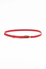 Cinturón fino rojo con hebilla ovalada dorada.