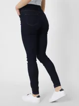 Jeans azul oscuro de corte skinny, tiro alto, con cierre de botón y cremallera, cinco bolsillos y parche de Tommy Hilfiger en la parte posterior.
