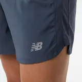Short de running azul con logo reflectivo de New Balance en la pierna derecha.