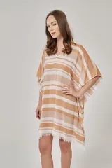 Túnica de playa con estampado a rayas horizontales color naranja y blanco, con escote en V y terminación desflecada.