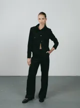 Pantalón de pana color marrón, de corte recto y tiro alto.