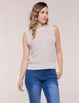Chaleco tejido de punto calado melange, marca Elie Tahari, de color blanco. Presenta silueta semi entallada, escote a la base ligeramente elevado con terminación en punto acanalado, y sisas marcadas y ribeteadas en canalé. Confeccionado en tejido de punto con trama labrada y calados geométricos en forma de rombos, con espalda de tejido continuo y ruedo recto de largo a la cadera alta terminado en pretina ancha acanalada.