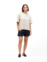 Remera beige de lino con mangas cortas y corte holgado.