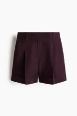 Short de tiro alto color bordó en mezcla de lino, con pliegues frontales, bolsillos al bies y bajos con vuelta cosida.
