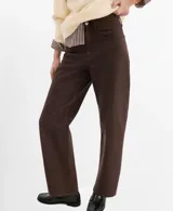 Jeans rectos tiro medio color marrón oscuro con bolsillos clásicos y cierre frontal.