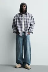 Zueco de piel con acabado serraje color beige, con plantilla anatómica, horma redonda y suela de volumen negra.