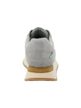 Zapatillas casuales modelo Viena de la marca RKF, confeccionadas en cuero nobuk de color gris. Cuentan con cordones blancos, suela de goma con plataforma y detalle de crepe natural.