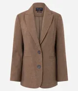 Blazer femenino de corte regular confeccionado en polivelour con textura de espiga. Presenta solapa clásica, mangas largas, cierre frontal con botones y bolsillos funcionales.