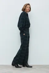 Pantalón de corte recto y tiro alto con estampado de cuadros escoceses en tonos verde y azul marino.