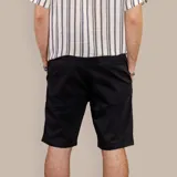 Bermuda negra de gabardina con bolsillos laterales y traseros.