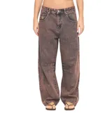 Pantalón de jean estilo barrel con efecto acid wash en tonos marrones y rosados, tiro medio y corte holgado en las piernas.
