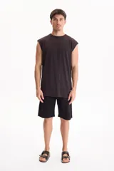 Bermuda de gabardina con spandex estilo chino color negro, con bolsillos laterales y traseros.