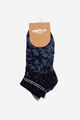 Medias soquetes de algodón y spandex con diseño de bloques de color en blanco, verde menta, gris oscuro y gris claro, con detalles en amarillo.