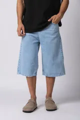 Bermuda de jean celeste, corte baggy, con lavado vintage y bolsillos laterales.