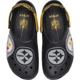 Zuecos Crocs Classic Clog inspirados en los Pittsburgh Steelers de la NFL, color negro con detalles en gris y amarillo, tira trasera ajustable y apliques temáticos del equipo.
