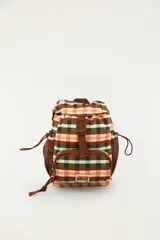 Mochila pequeña con estampado de cuadros multicolor, solapa con hebilla y cierre de cordón ajustable, bolsillo frontal con cierre y bolsillos laterales de red.