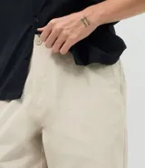 Bermuda masculina de corte slim confeccionada en sarga de algodón. Presenta un diseño de sastrería con cintura con trabillas, cierre tradicional y bolsillos laterales y traseros.