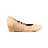 Zapato de taco chino color beige, confeccionado en cuero, con detalles de aberturas laterales y suela revestida en yute.