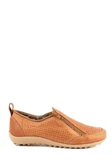 Zapato de cuero artesanal color marrón, con diseño calado, cierre lateral diagonal y suela de goma.