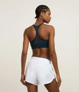 Short deportivo runner de la marca Get Over, color blanco, con cintura ancha elástica y bajo redondeado.