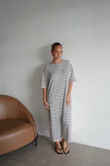 Vestido largo de viscosa color negro con estampado de lunares blancos, escote redondo y mangas cortas.