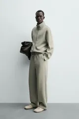 Sudadera de corte relajado confeccionada en tejido técnico interlock de algodón con elasticidad. Presenta cuello subido, cierre frontal con cremallera, manga larga con puños acanalados y bolsillos laterales ocultos en las costuras.