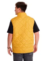 Chaleco acolchado de color amarillo con diseño de rombos, cierre frontal completo y cuello alto. Cuenta con el logo de la marca Caterpillar en el pecho y bolsillos laterales.