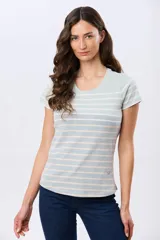 Remera de manga corta y cuello redondo, confeccionada en algodón con diseño de rayas horizontales en tono beige, rosado y azul marino.