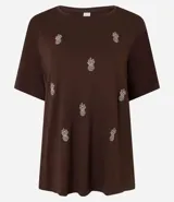 Blusa marrón de mangas cortas, confeccionada en viscosa, con cuello redondo y bordados de piñas en la parte delantera.