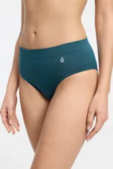 Bombacha clásica de tiro medio confeccionada en microfibra sin costuras, con detalle de logo pequeño en el frente y fundillo de algodón.