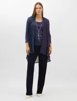 Conjunto de tres piezas compuesto por una musculosa recta, un cardigan liviano de frente abierto con mangas 3/4 y un pantalón de seda fría. La musculosa y el cardigan están confeccionados en tejido plisado con hilos metalizados tornasolados. Incluye collar removible y forro interno a tono.