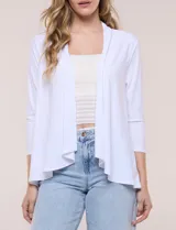 Cárdigan blanco de manga tres cuartos, con diseño abierto en estilo cascada y ruedo irregular.