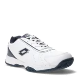 Championes Lotto de tenis para hombre, confeccionados en cuero sintético blanco con detalles en azul marino. Presentan perforaciones laterales para mayor ventilación, cierre con cordones y suela de goma resistente con diseño texturizado para un mejor agarre.