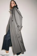 Jeans de tiro alto con corte wide leg y largo al tobillo. Presenta diseño de cinco bolsillos, cierre frontal con cremallera y botón, y detalle de nervio delantero con pespuntes a contraste.