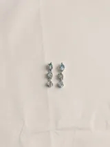 Aros colgantes de plata 950 con topacios naturales facetados en formas de gota, ovalada y redonda, con engarces de contorno irregular.