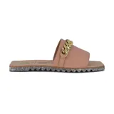 Sandalias veganas bajas color rosa con detalle de cadena dorada en la tira superior y suela con glitter.