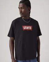 Remera negra Levi's con calce relajado y cuello redondo. Cuenta con el clásico logo vintage batwing estampado en el pecho en tono rojo con letras blancas.