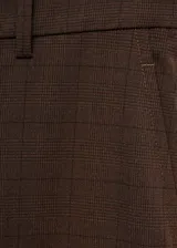 Pantalon de vestir de corte recto y tiro medio, color marrón con diseño de cuadros sutiles. Cuenta con trabillas para cinturón, bolsillos laterales y cierre oculto con botón, gancho y cremallera.