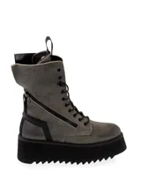 Botas de caña media color gris con cordones y cierre lateral con cremallera. Tiene detalles en cuero negro en el talón y cremallera lateral. La suela es de goma negra con plataforma y dibujo dentado.