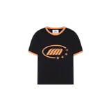 Remera oversize negra de manga corta, con cuello redondo y ribetes en color naranja en el cuello y los puños. Presenta un estampado frontal en color naranja con un logotipo ovalado y estrellas.