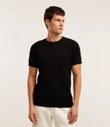 Remera negra de algodón con textura trenzada, cuello redondo y mangas cortas.