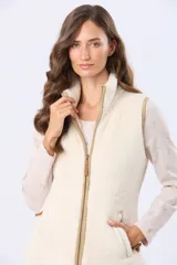 Chaleco de tejido sherpa color crema, con cierre frontal y detalles de terminación en eco cuero color tostado.