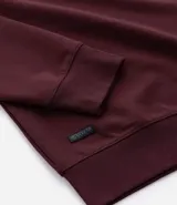 Buzo deportivo color verde claro, de manga larga y cuello redondo. Confeccionado en tejido de poliéster, viscosa y elastano.