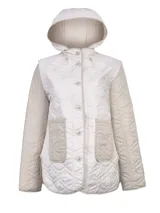 Campera reversible acolchada de color beige, con capucha desmontable, mangas largas y bolsillos frontales aplicados. Cuenta con cierre de botones y diseño matelasse.