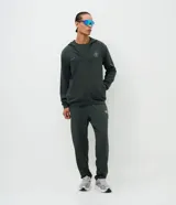 Campera deportiva Get Over confeccionada en mezcla de poliéster, viscosa y elastano, de color negro con capucha fija, cierre frontal y bolsillos laterales. Cuenta con un pequeño estampado circular con lettering en el pecho.