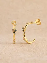 Aretes tipo argolla abierta de plata 925 con baño de oro, engastados con pequeñas piedras de colores (rosa pálido, verde azulado, azul oscuro y blanco/transparente).