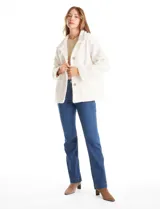 Sobrecamisa de tejido sherpa color blanco, con cuello solapa, cierre frontal con botones y bolsillos delanteros.