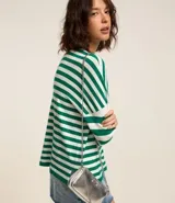 Cartera baguette pequeña de PU metalizado plateado, con correa de hombro de cadena.