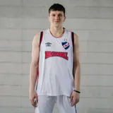 Musculosa de básquetbol Umbro del Club Nacional de Football, color blanco con detalles en azul y rojo en cuello y sisas. Presenta el logo de la marca y el escudo del club en el pecho, junto con la inscripción Nacional en letras grandes.