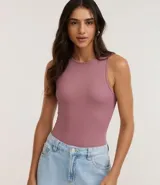 Body color marrón, sin mangas, con cuello halter y cierre en la entrepierna.